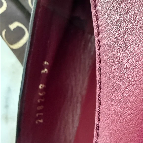 Gucci Ballet Flats Women's Red Wine Burgandy Leather with Gold Logo. - Picture 4 of 4